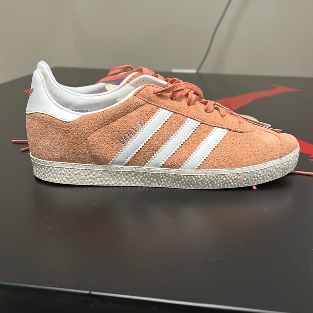 ADIDAS Gazelle Men’s 6.5/Women’s 8